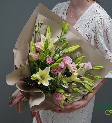 Bouquet of pink lilies and eustoma photo 394x433